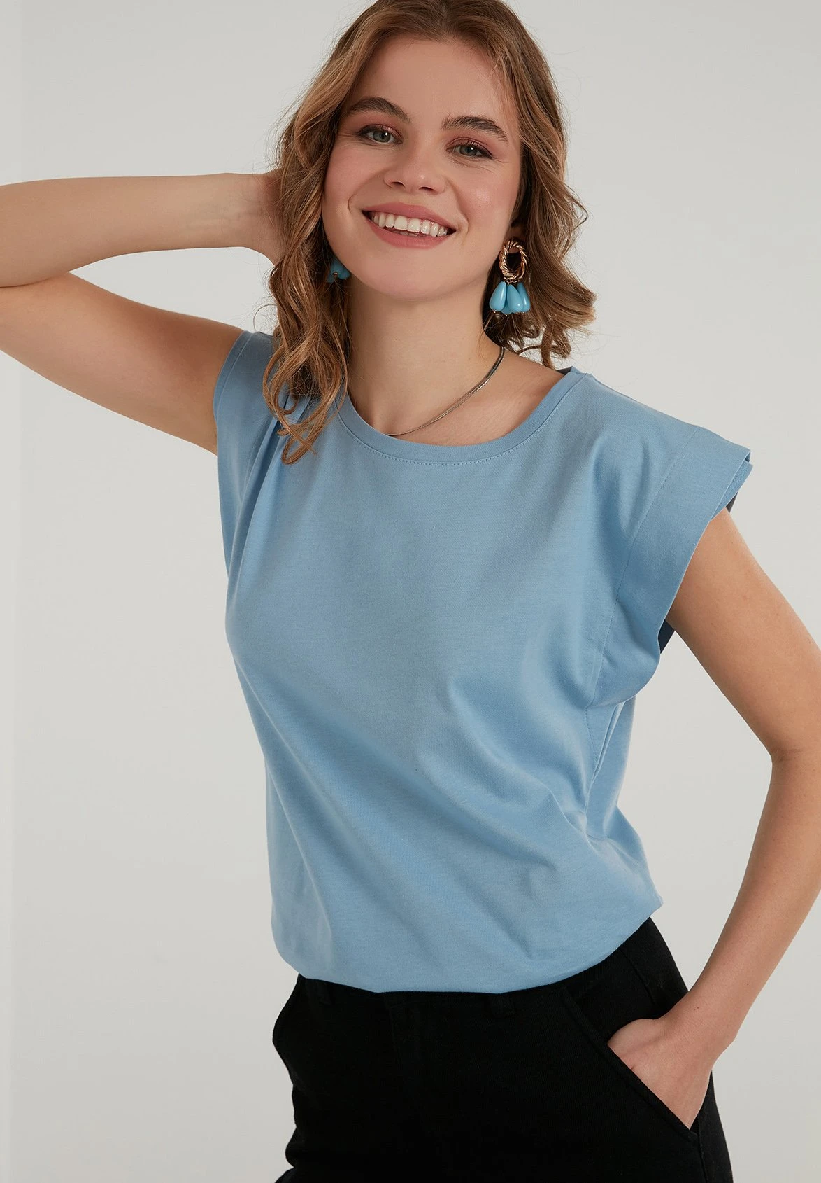 LELA Crew Neck - Camiseta Básica - Baby Blue - Imagen 3