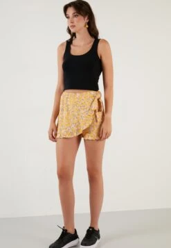 LELA Regular Fit - Shorts - Beige