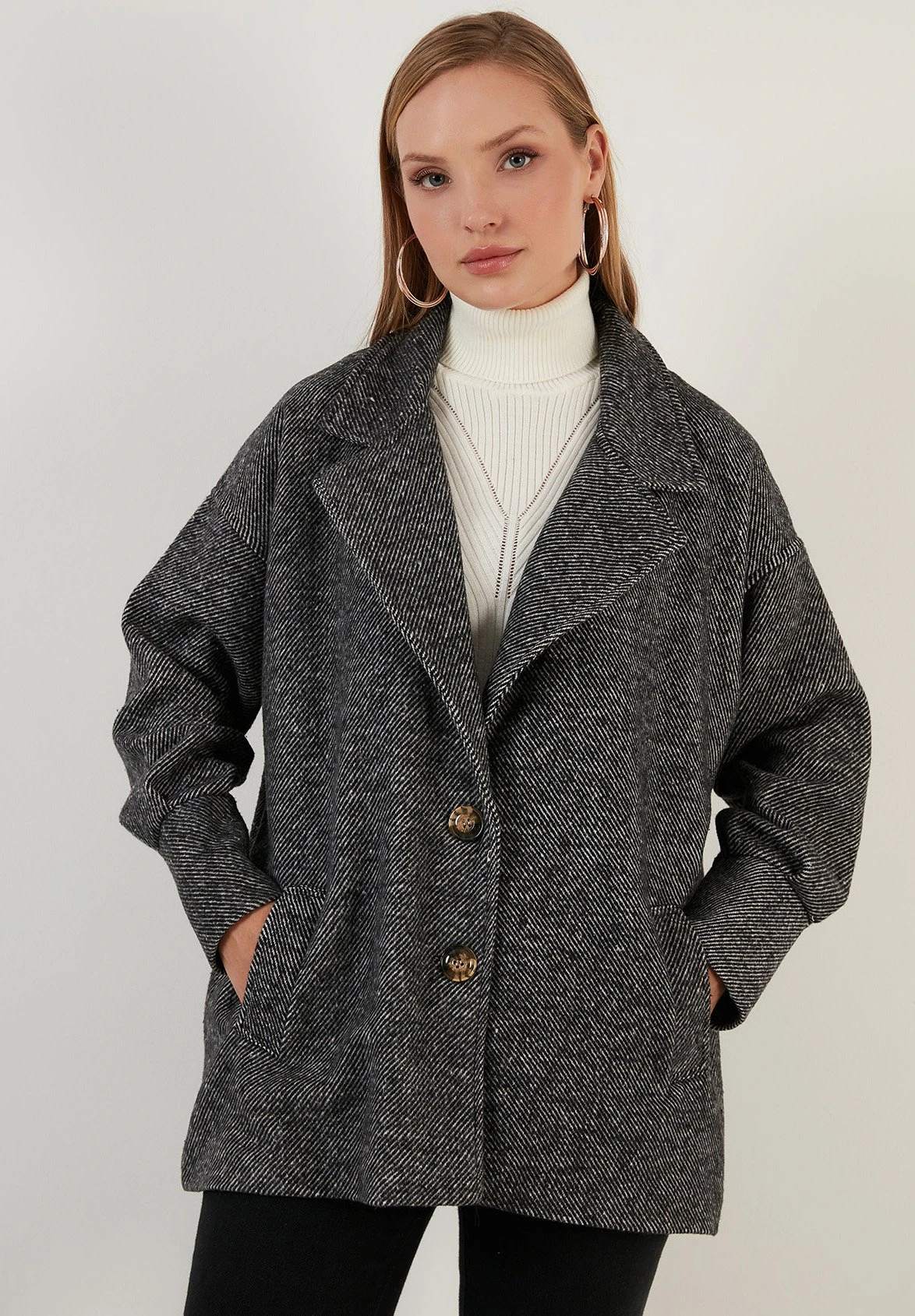 LELA Loose Fit - Abrigo Corto - Black