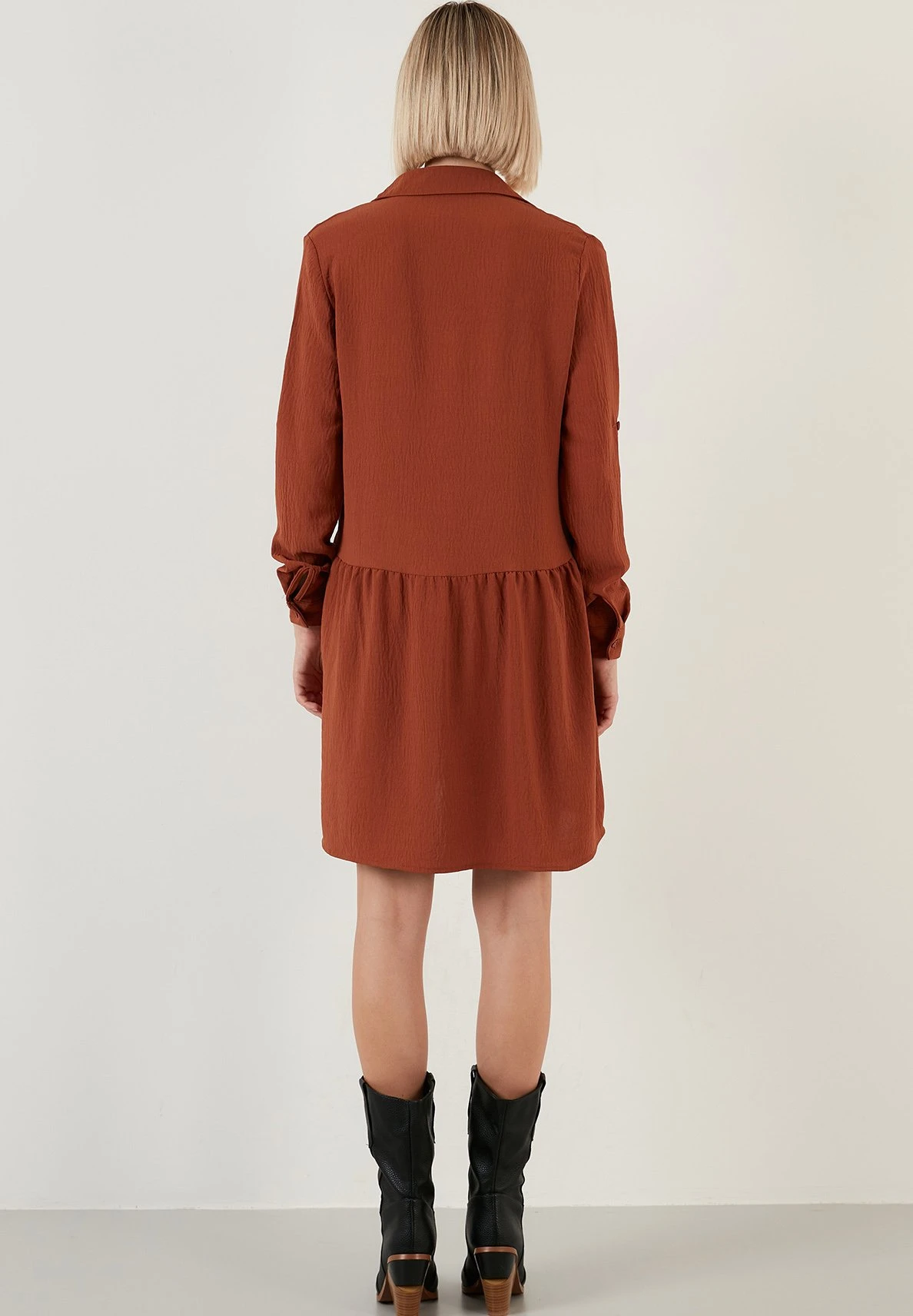 LELA Regular Fit - Vestido Camisero - Brick Red - Imagen 3