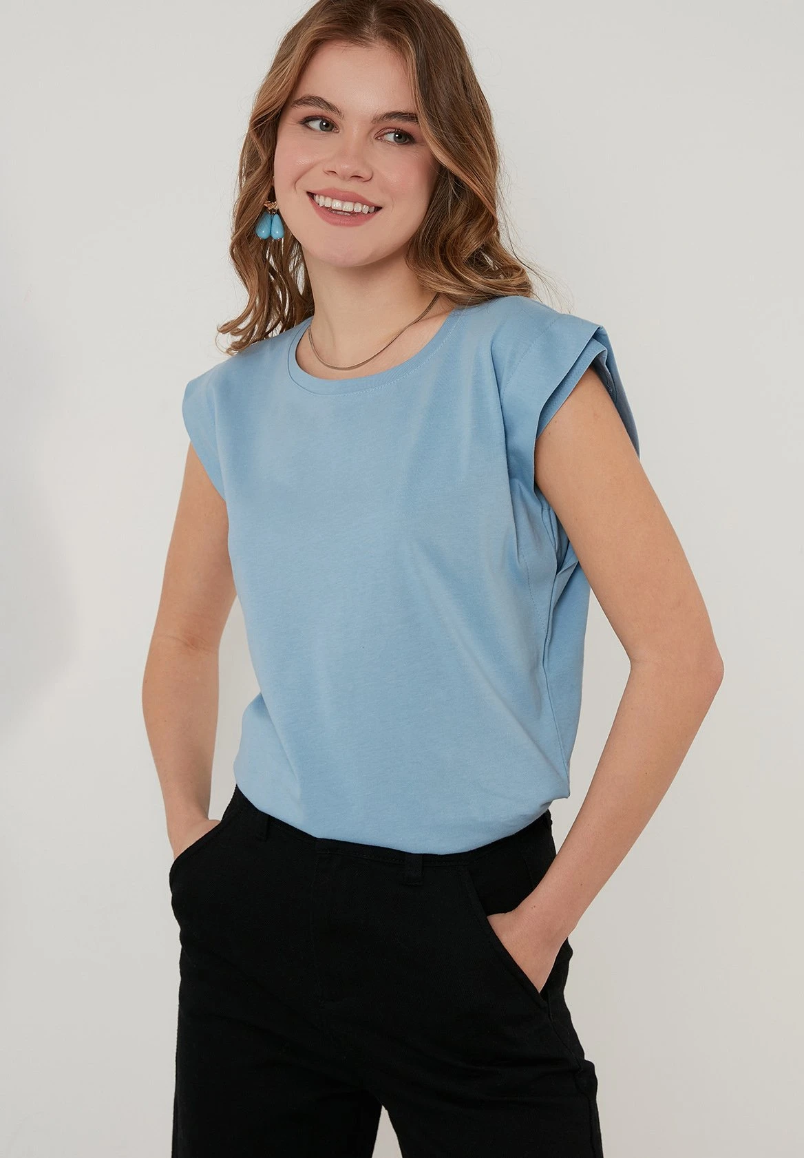 LELA Crew Neck - Camiseta Básica - Baby Blue