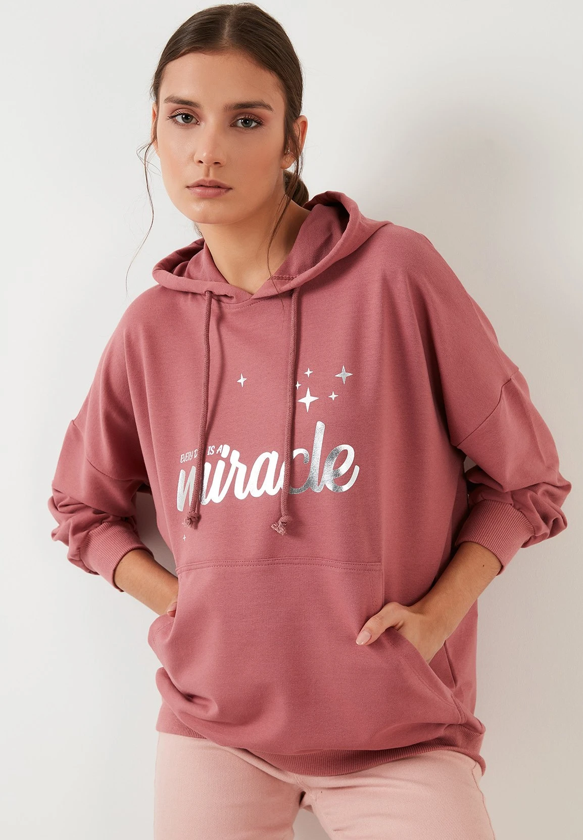 LELA Loose Fit - Jersey Con Capucha - Dusty Rose Color - Imagen 2