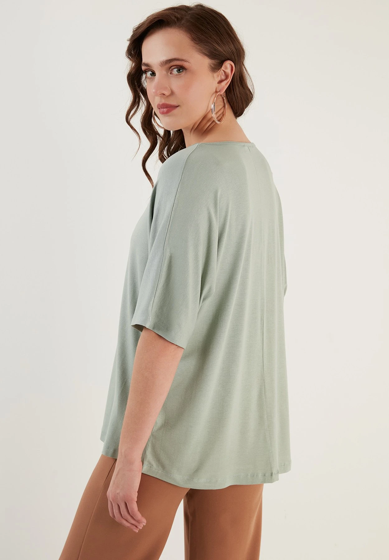 LELA Loose Fit - Blusa - Almond Green - Imagen 2