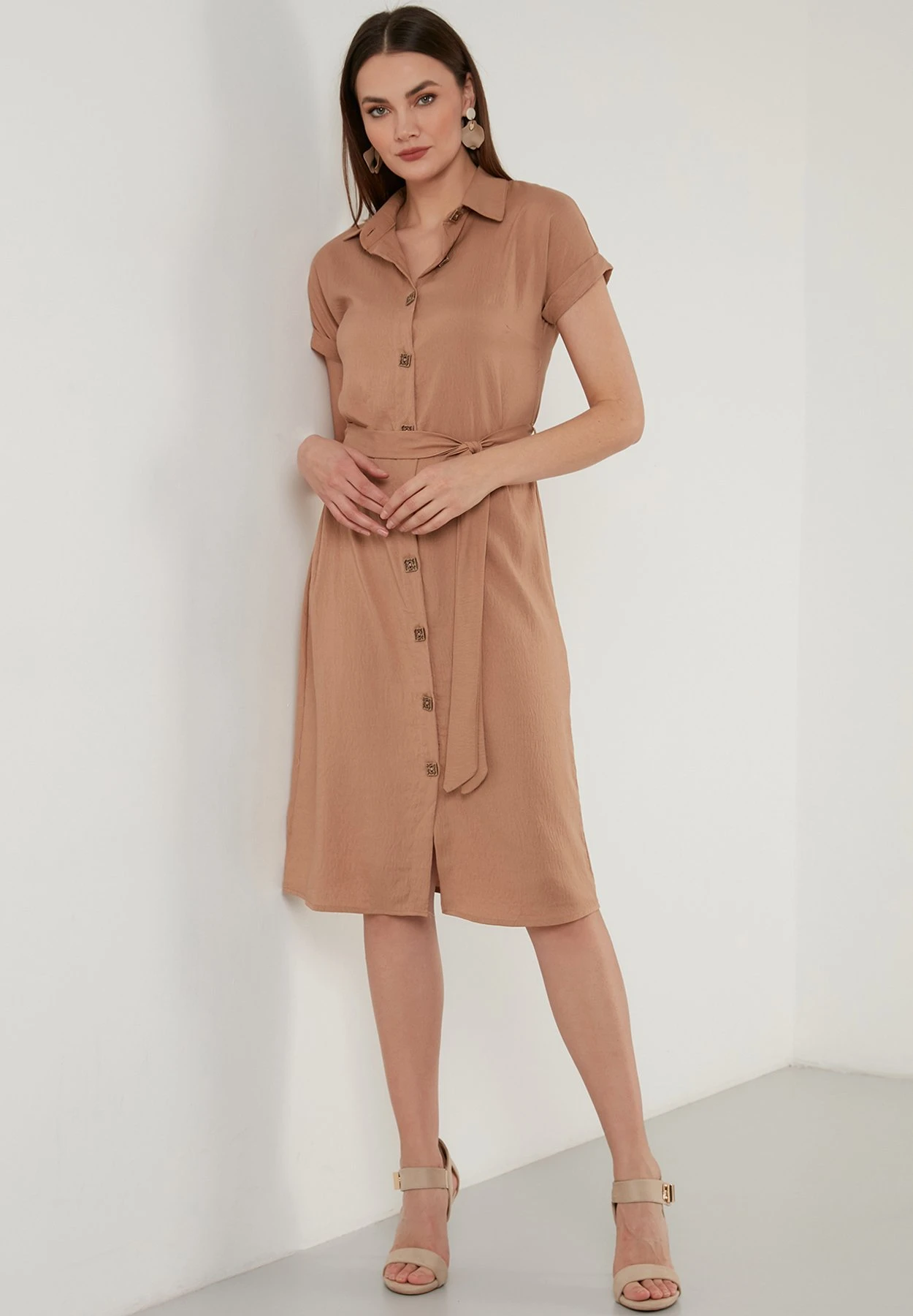 LELA Regular Fit - Vestido Camisero - Mink Color - Imagen 5