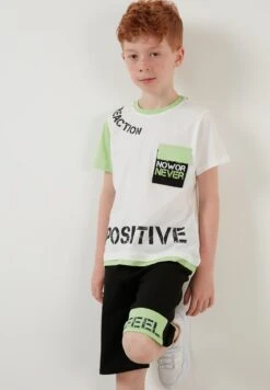 LELA Regular Fit T-Shirt And Shorts - Chándal - White/Black/Light Green