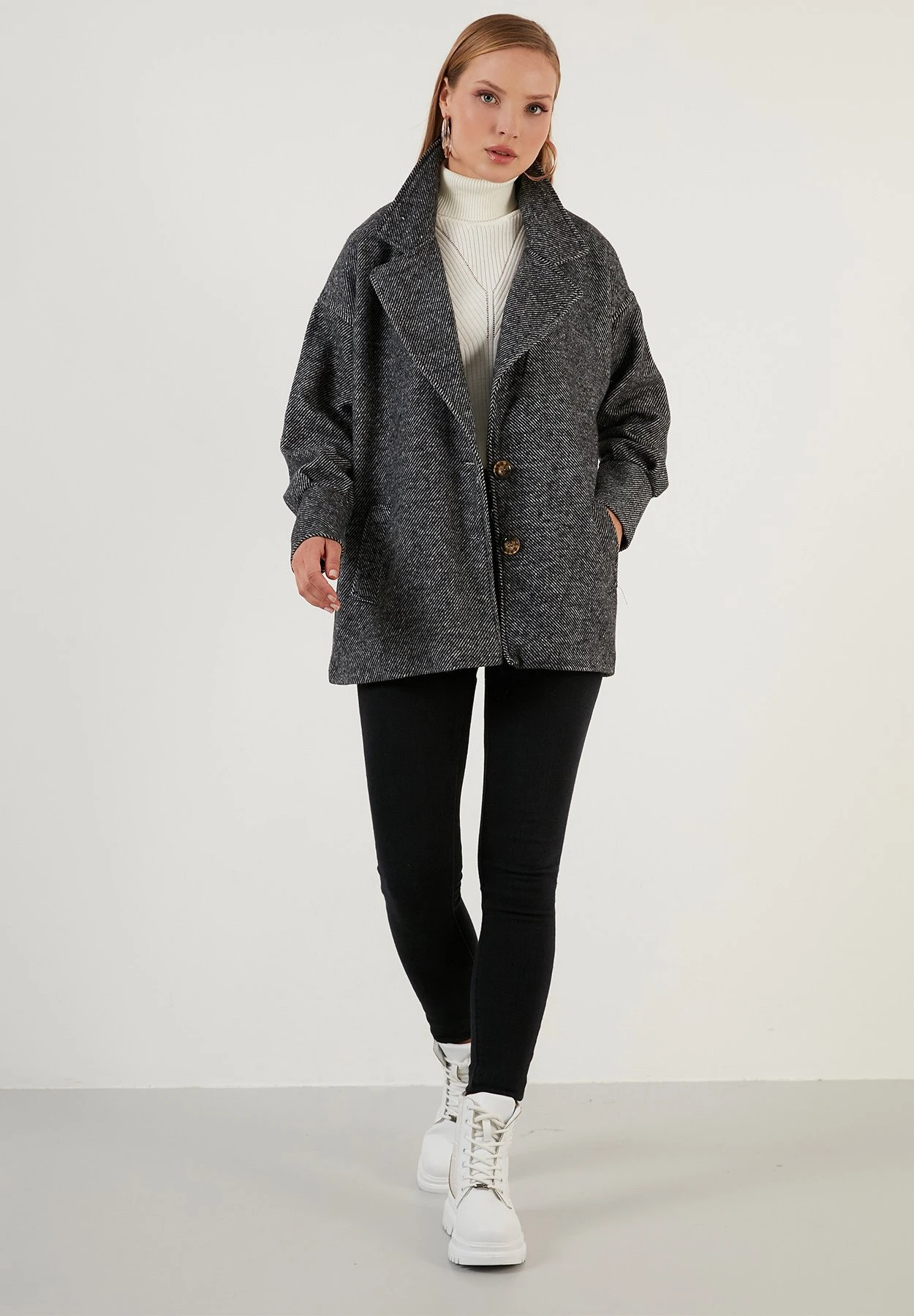 LELA Loose Fit - Abrigo Corto - Black - Imagen 2