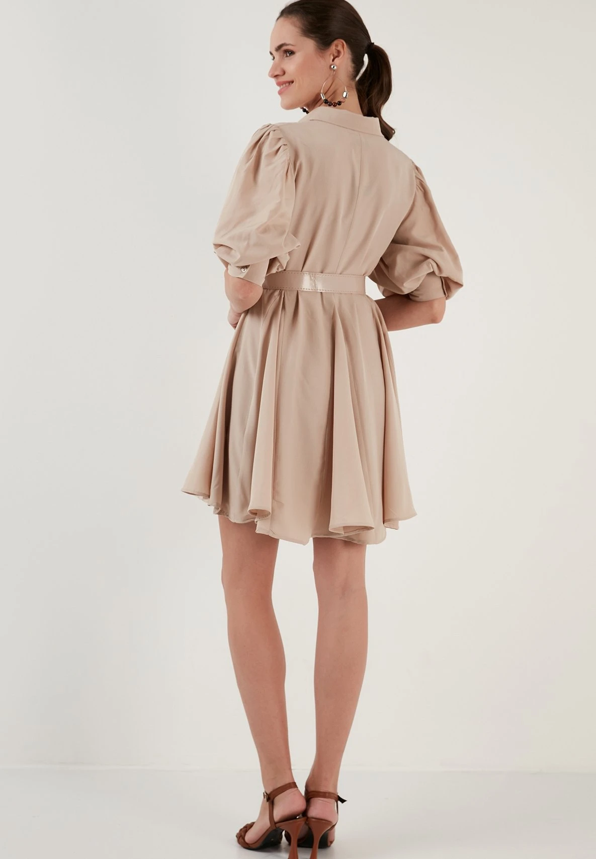 LELA Regular Fit - Vestido Camisero - Stone - Imagen 3