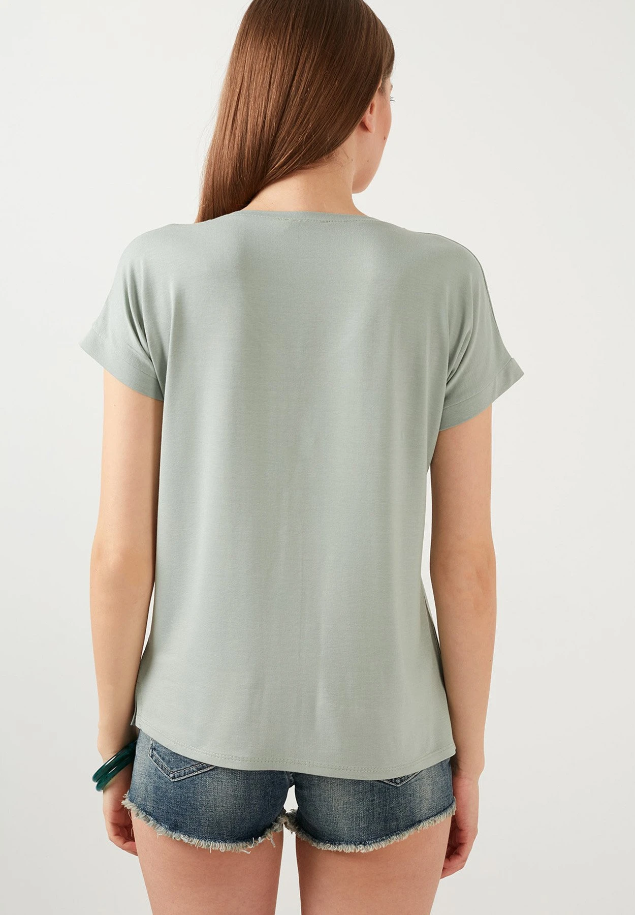 LELA V Neck- Camiseta Básica - Almond Green - Imagen 3