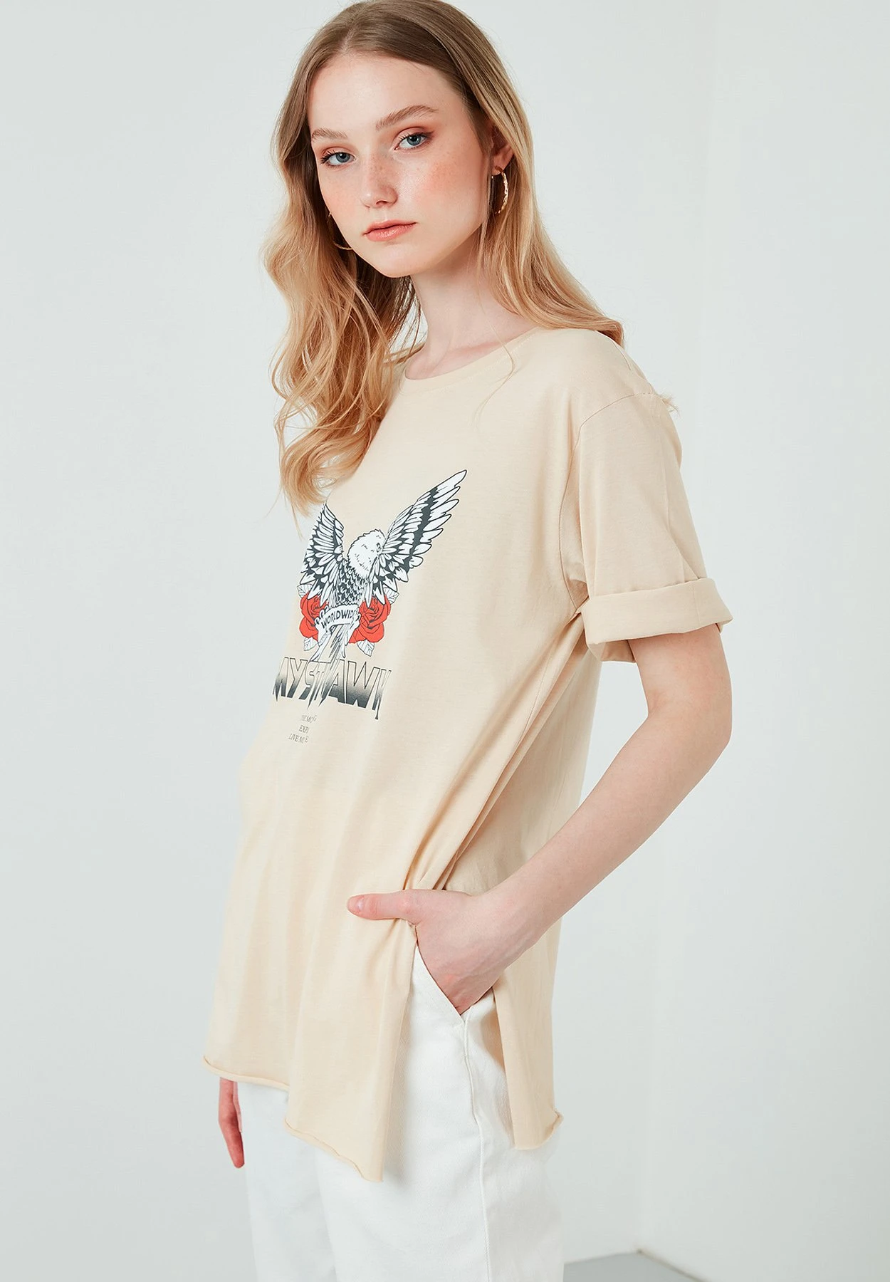 LELA Loose Fit - Camiseta Estampada - Stone Colored - Imagen 3