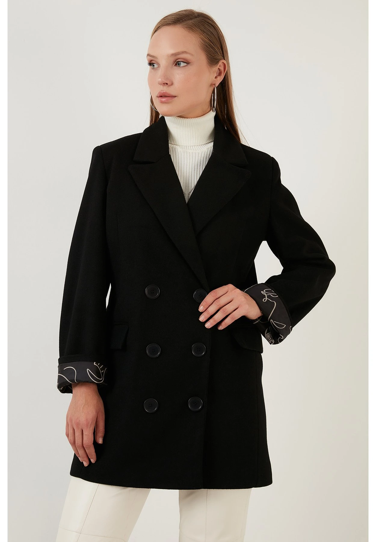 LELA Abrigo Corto - Black