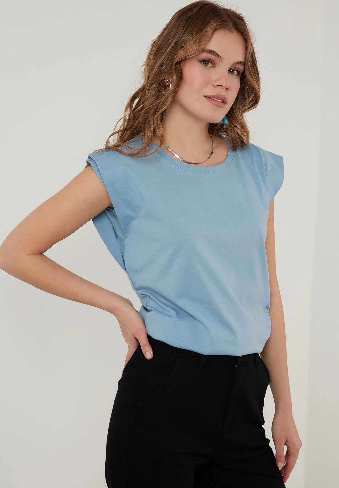 LELA Crew Neck - Camiseta Básica - Baby Blue - Imagen 2