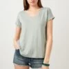 LELA V Neck- Camiseta Básica - Almond Green