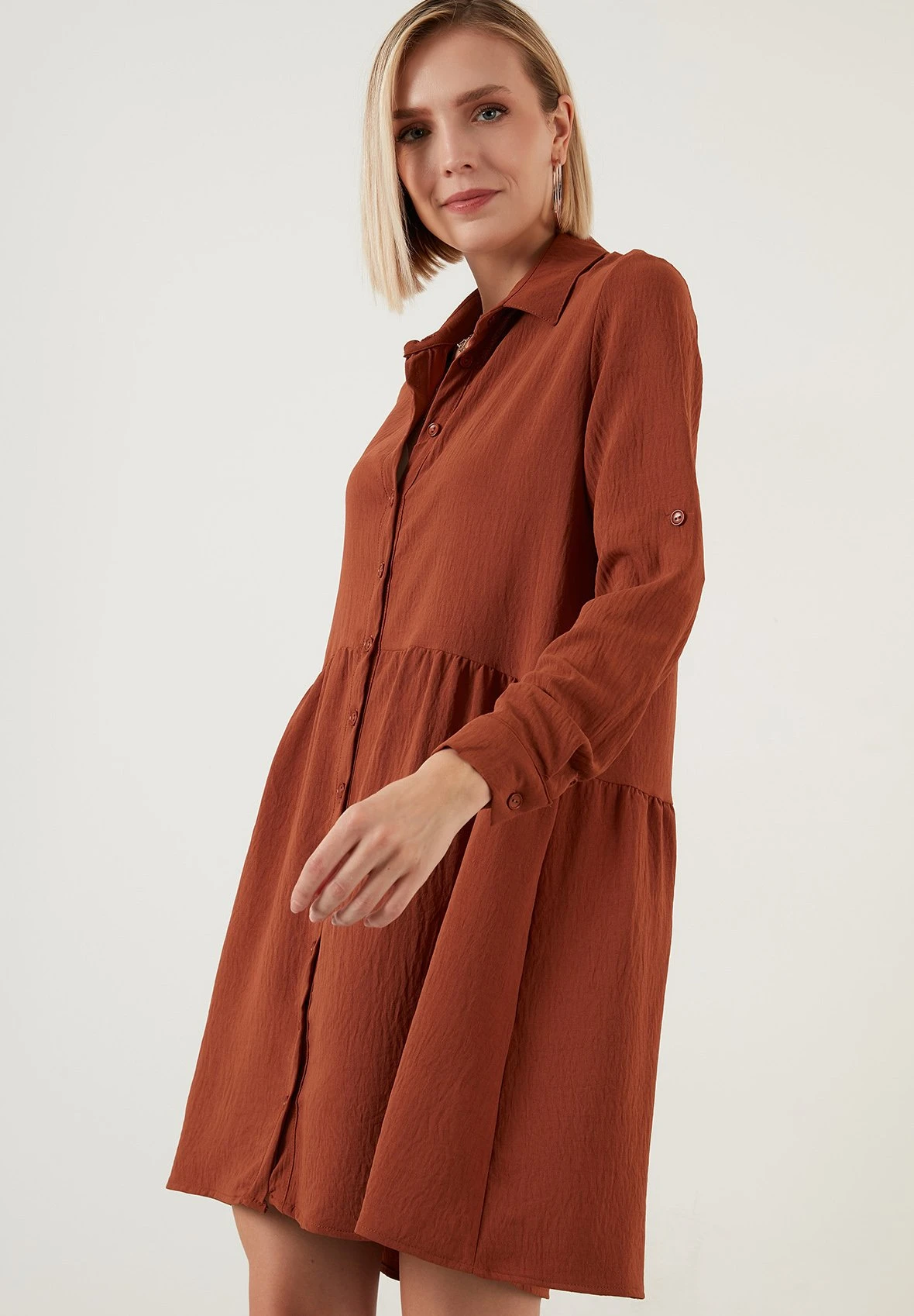 LELA Regular Fit - Vestido Camisero - Brick Red - Imagen 4