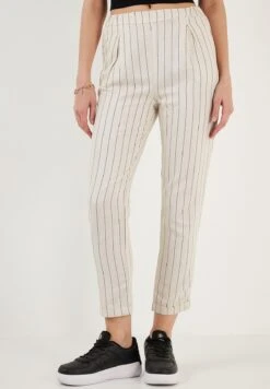 LELA Slim Fit - Pantalones - Ecru