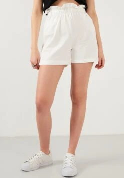 LELA Slim Fit - Shorts - Ecru