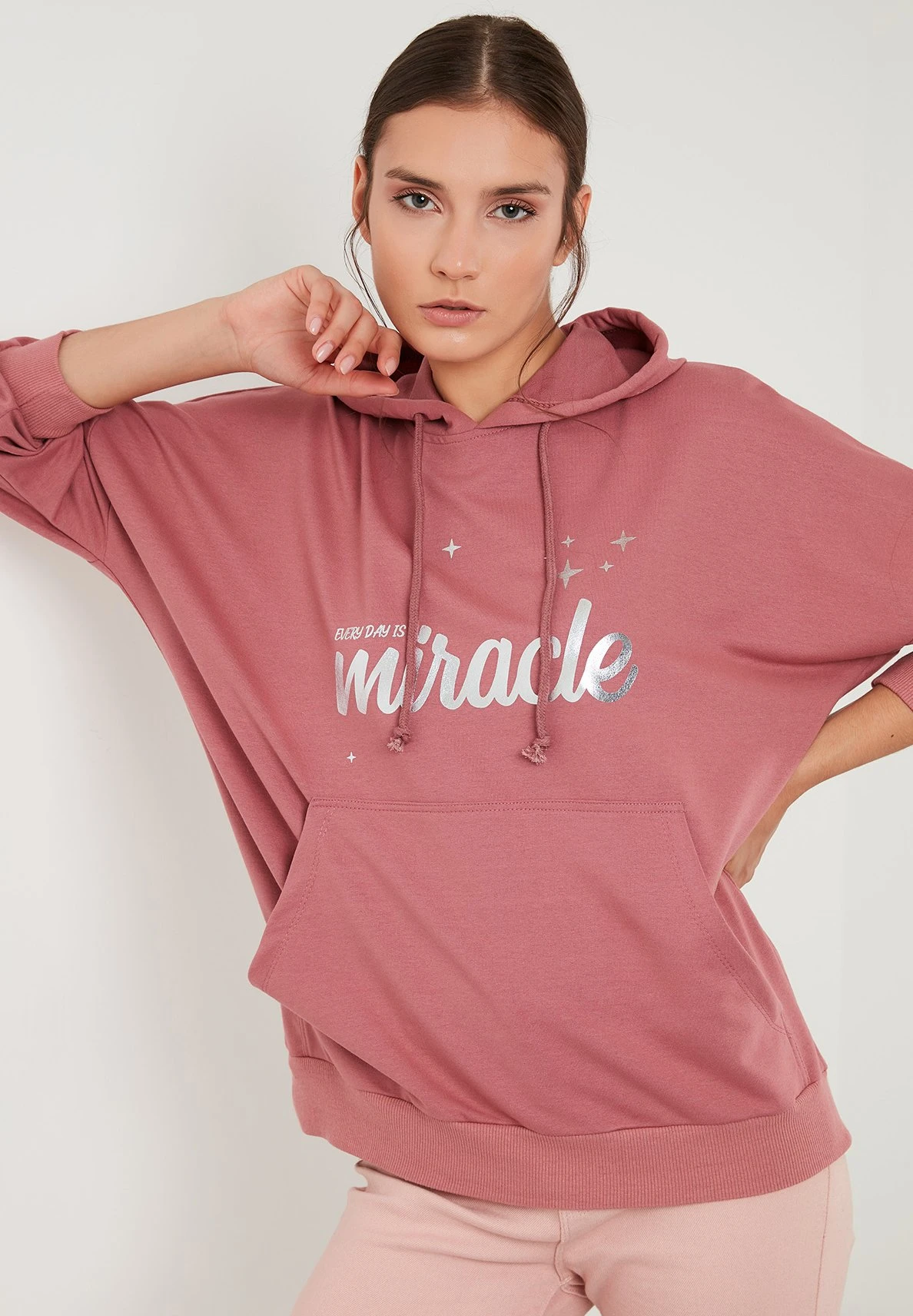 LELA Loose Fit - Jersey Con Capucha - Dusty Rose Color - Imagen 3