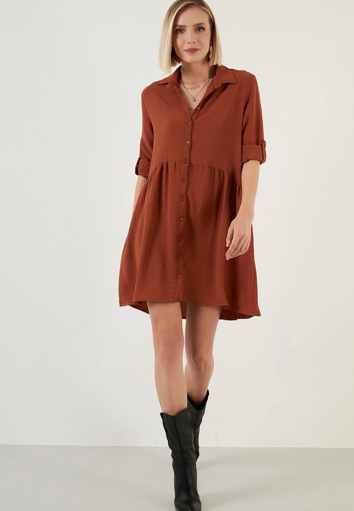 LELA Regular Fit - Vestido Camisero - Brick Red - Imagen 2