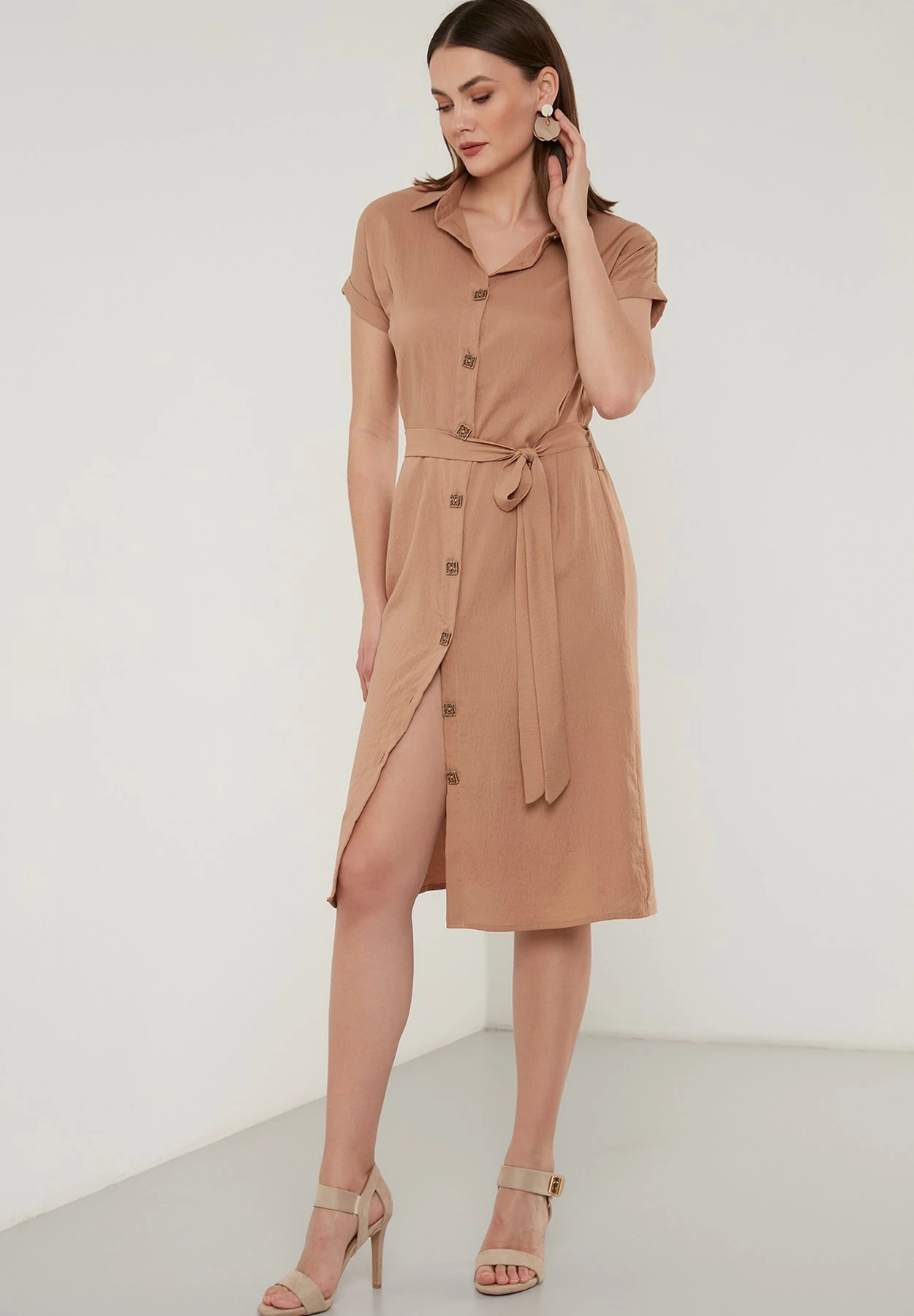 LELA Regular Fit - Vestido Camisero - Mink Color - Imagen 2