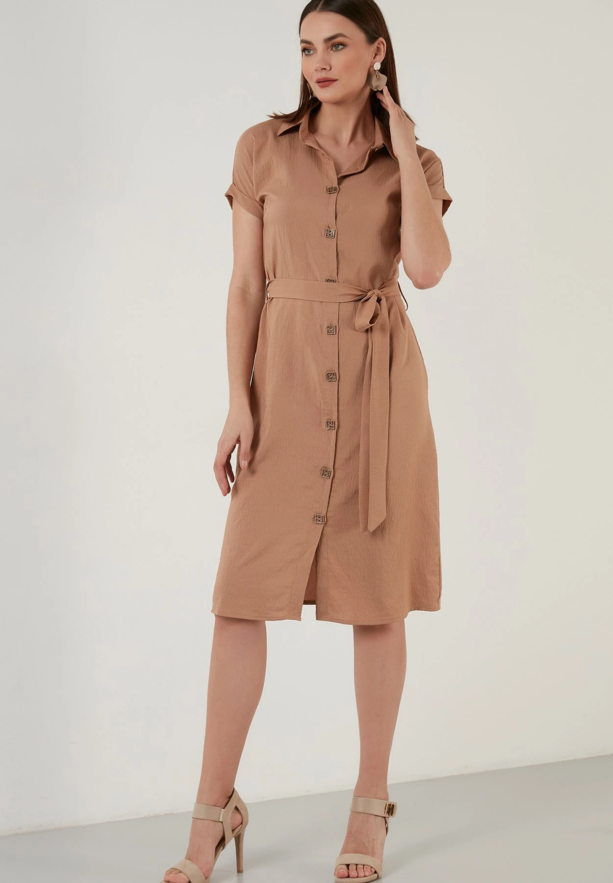 LELA Regular Fit - Vestido Camisero - Mink Color - Imagen 4