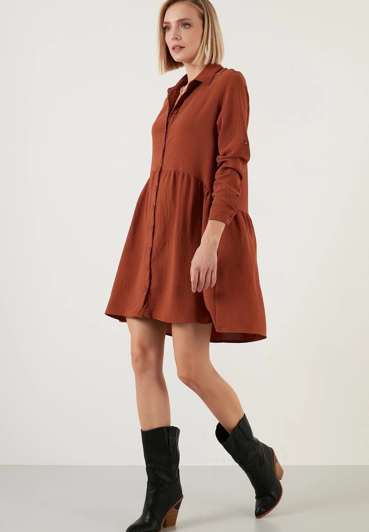LELA Regular Fit - Vestido Camisero - Brick Red - Imagen 7