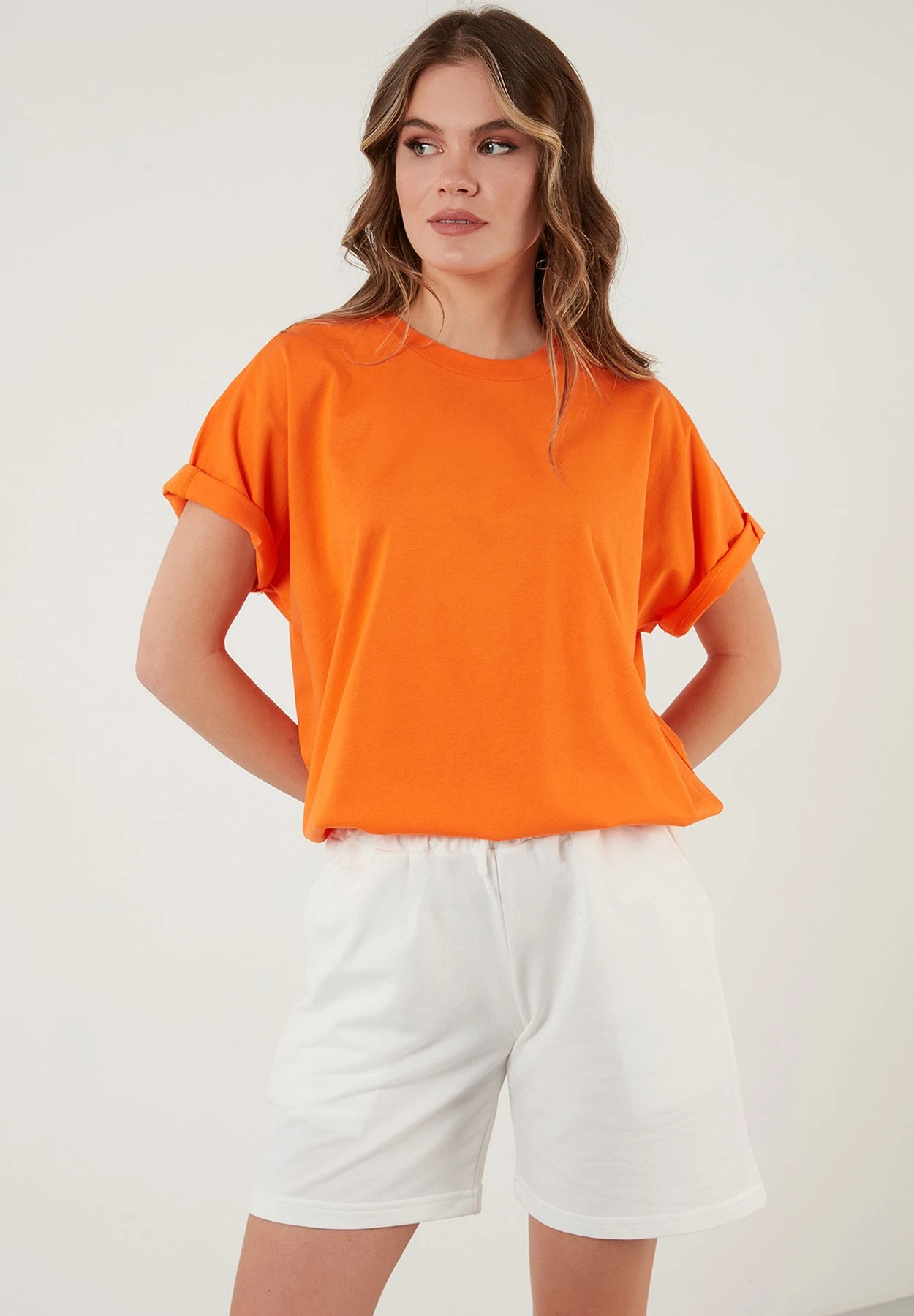 LELA Crew Neck- Camiseta Básica - Orange Color - Imagen 4