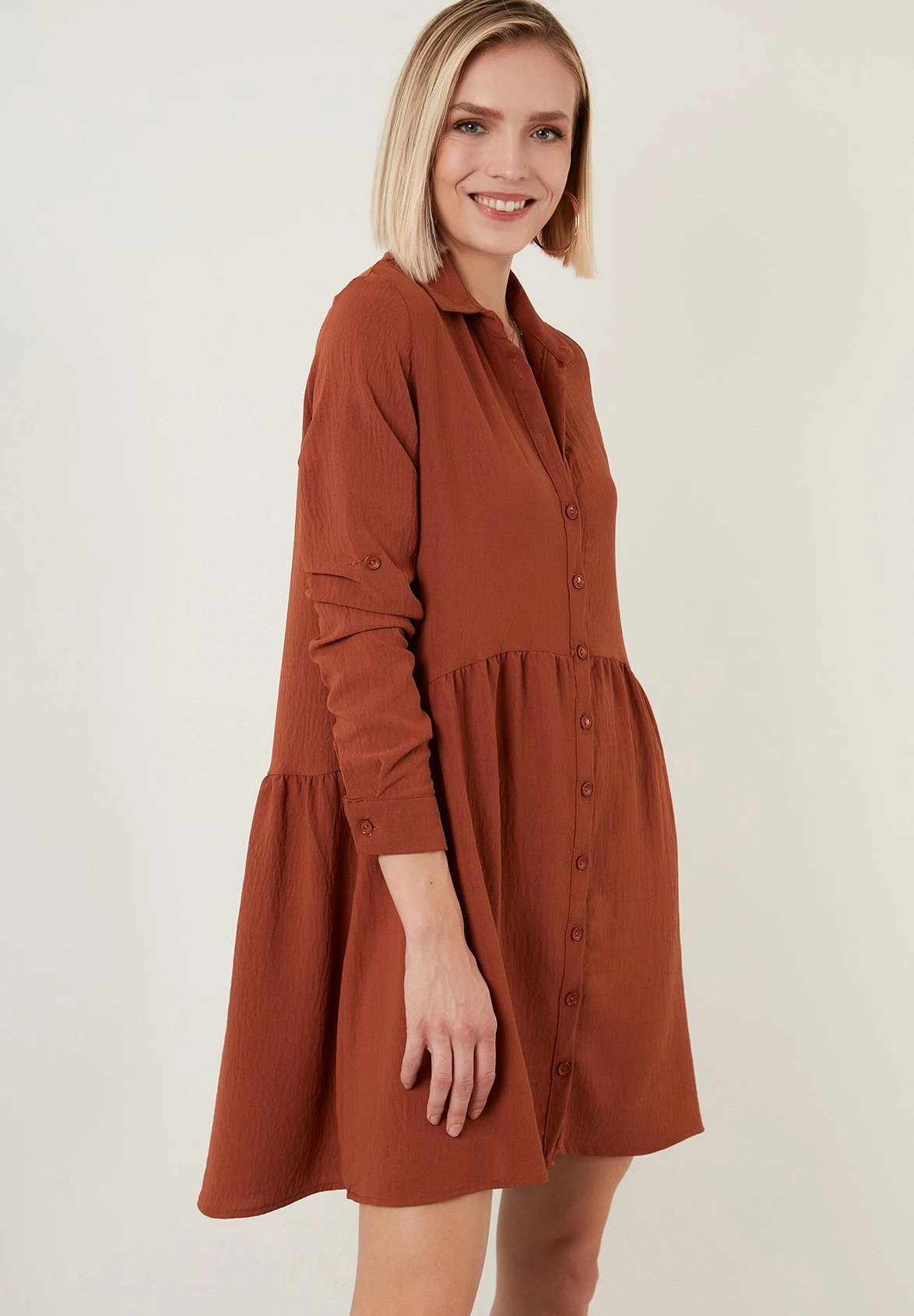 LELA Regular Fit - Vestido Camisero - Brick Red - Imagen 5