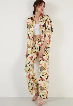 LELA Loose Fit - Pantalones - Yellow