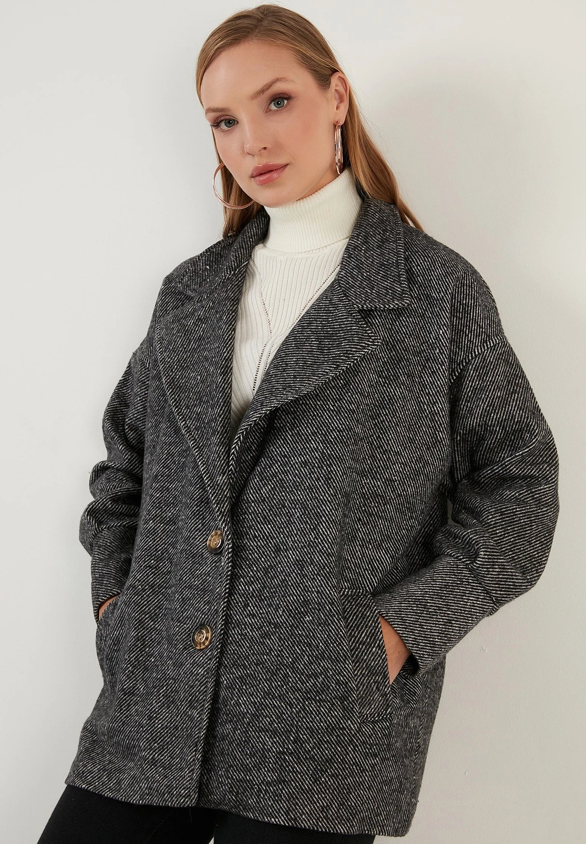 LELA Loose Fit - Abrigo Corto - Black - Imagen 4