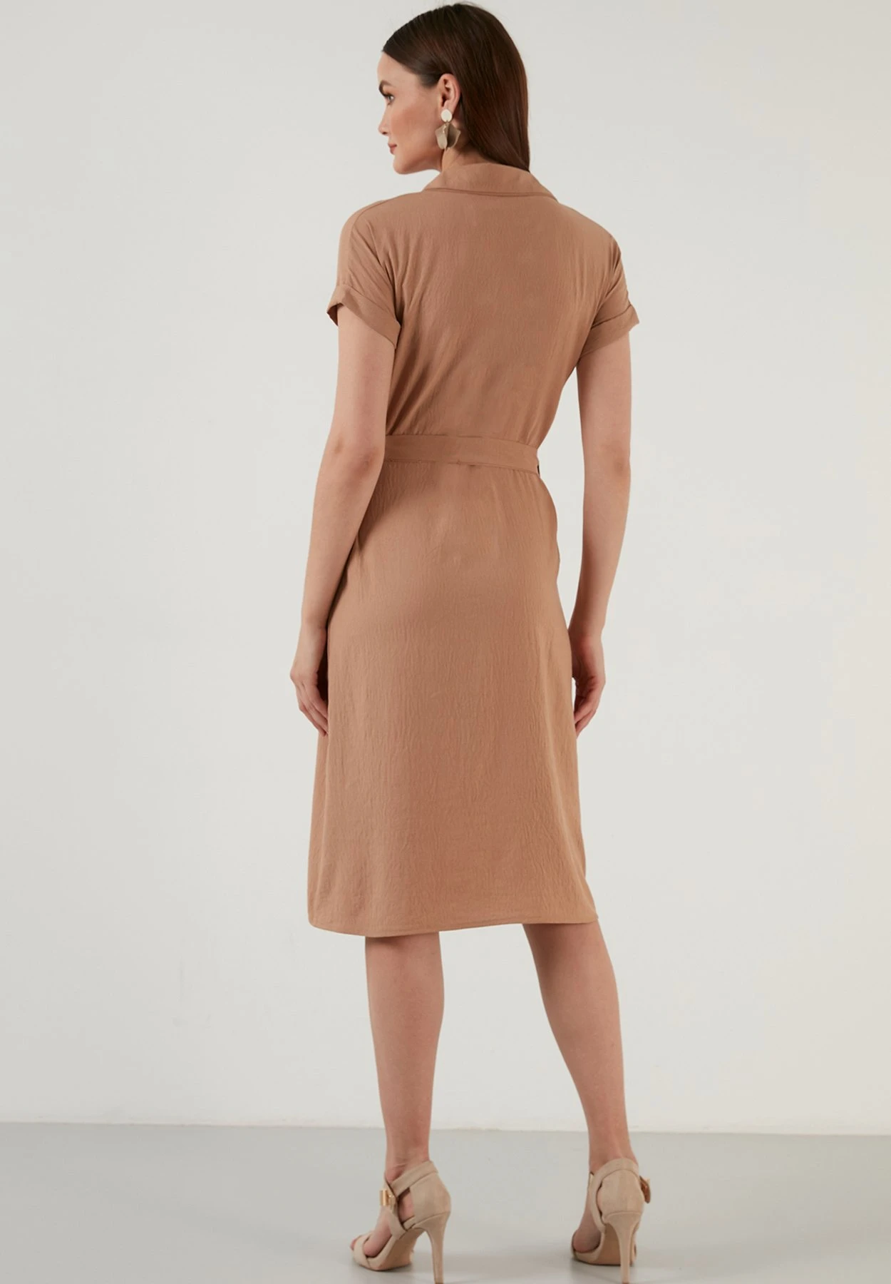 LELA Regular Fit - Vestido Camisero - Mink Color - Imagen 3