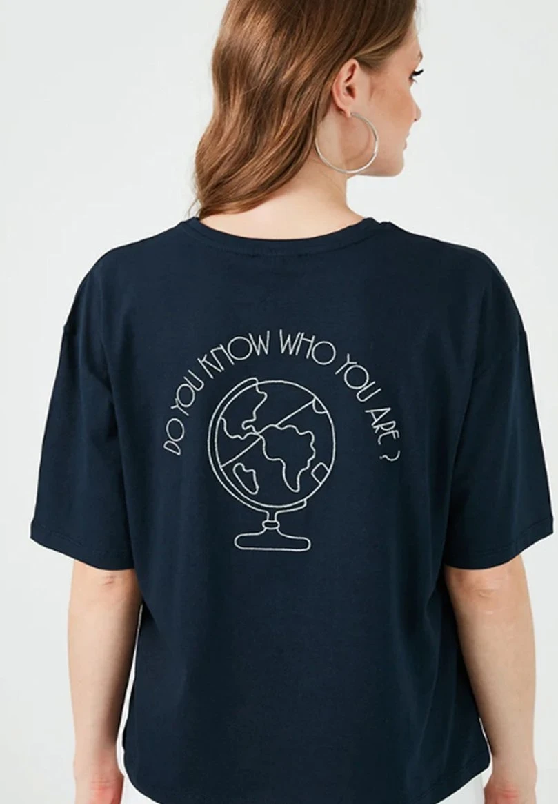 LELA Camiseta Estampada - Navy Blue