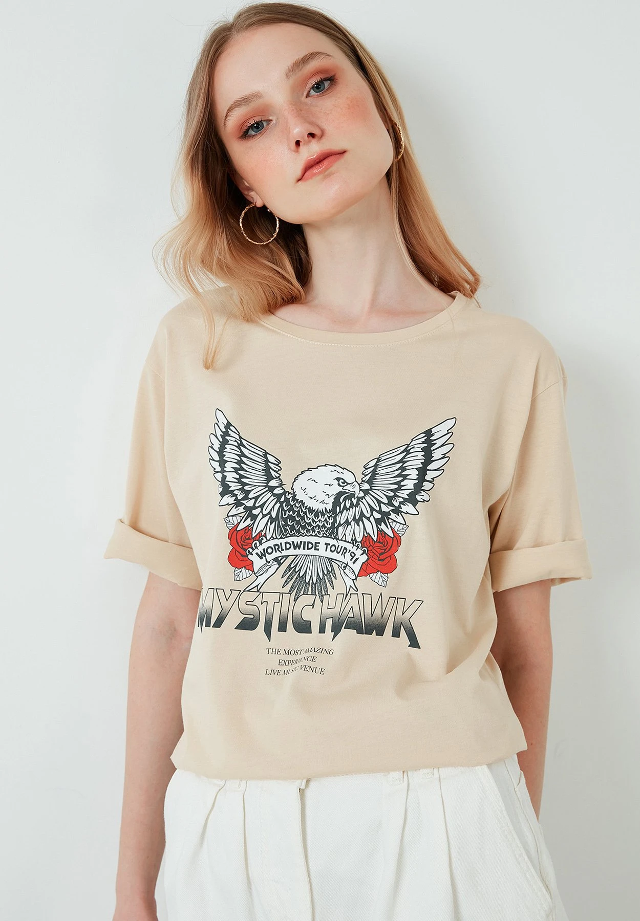 LELA Loose Fit - Camiseta Estampada - Stone Colored